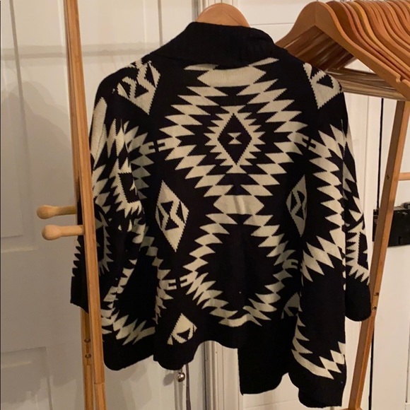 Forever 21 Aztec print shrug small - Picture 5 of 5